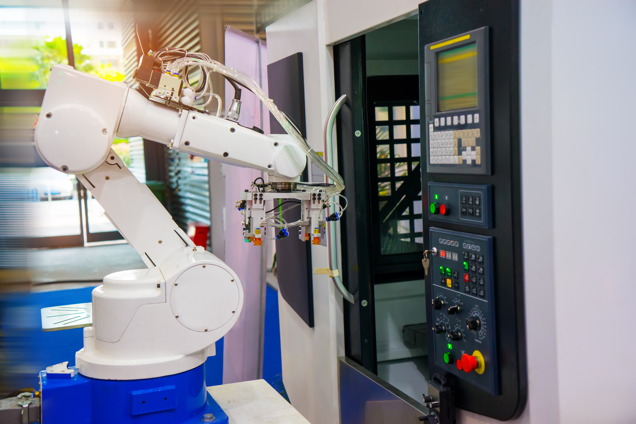 O que é e quais são as vantagens da alimentação de máquinas robotizadas para o seu negócio?