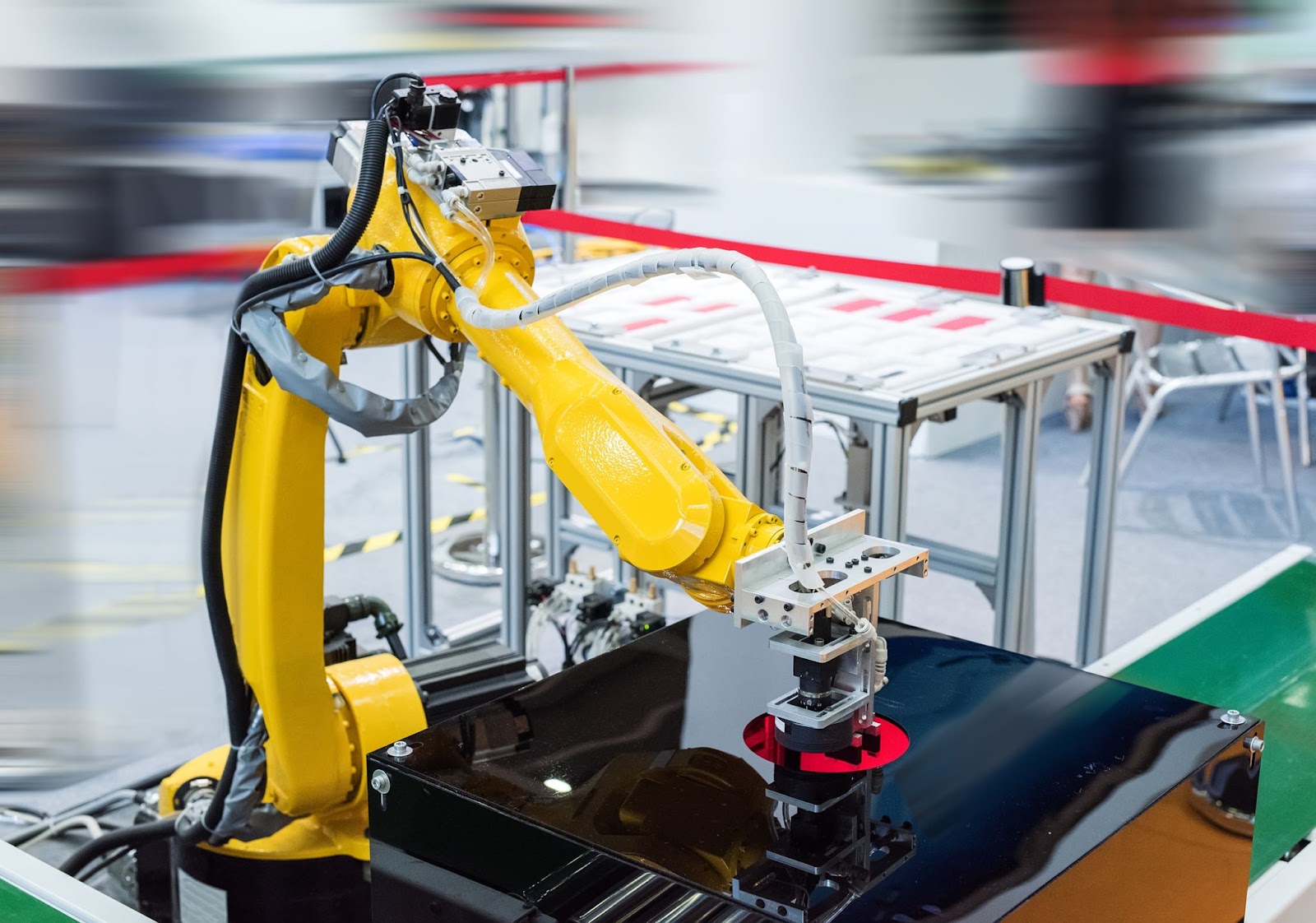 Reformas econômicas podem atrair investimento em robôs industriais.