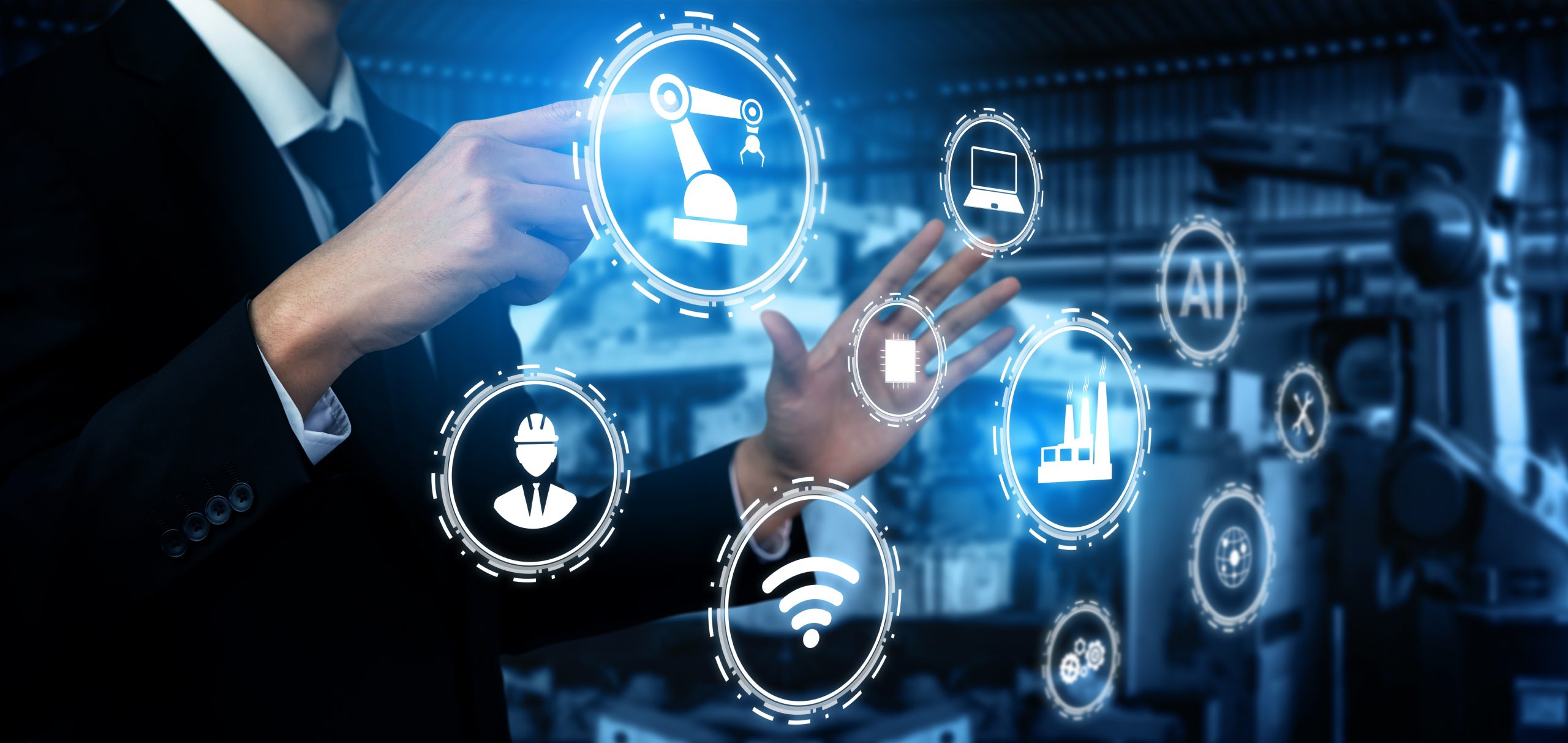 Pilares da Indústria 4.0: imagem de um homem apontando para os ícones que representam a indústria 4.0.