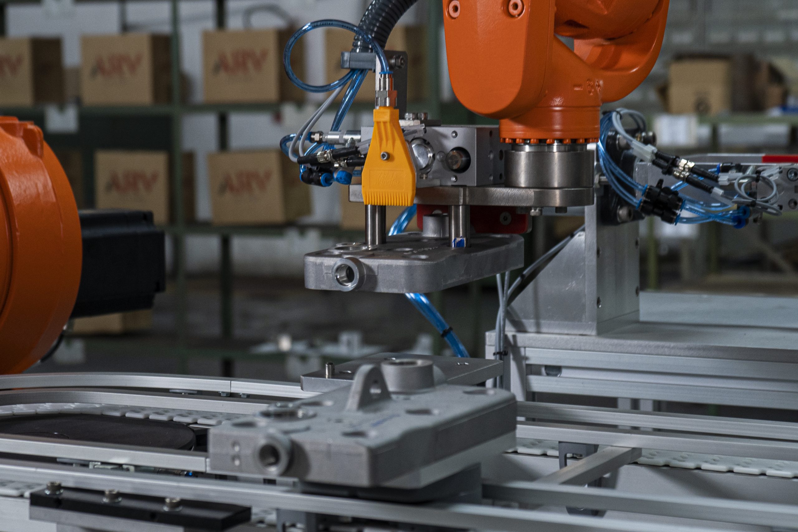 Veja quais são as vantagens da manufatura avançada na sua empresa | A imagem é um close da garra da garra de um robô segurando uma peça metálica